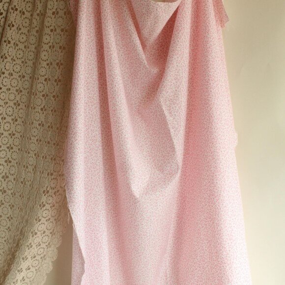 Vintage Fabric Scrap, Pink Floral VInes Cotton 46" x 46" Square, Fat Quarter - Picture 2 of 10